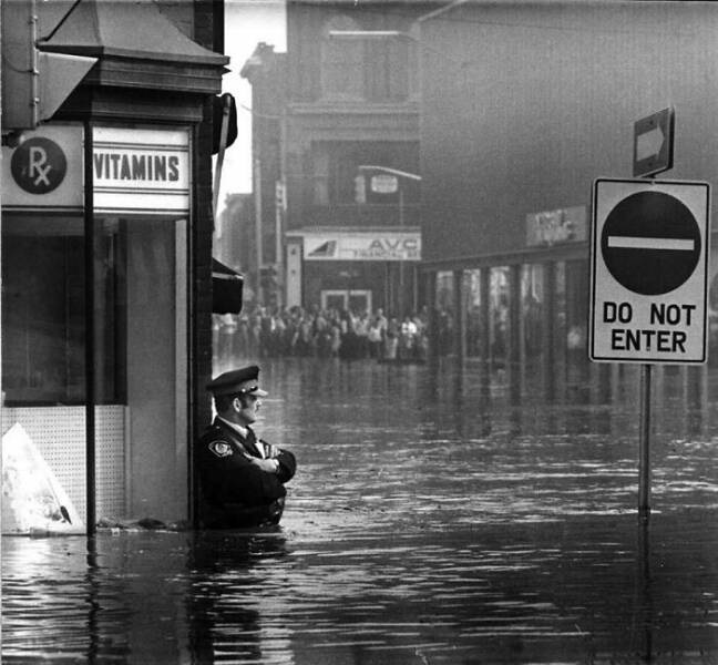 Name:  Canadian police officer guarding a pharmacy during a flood. Galt, Ontario, Canada.jpg
Views: 438
Size:  101.3 KB